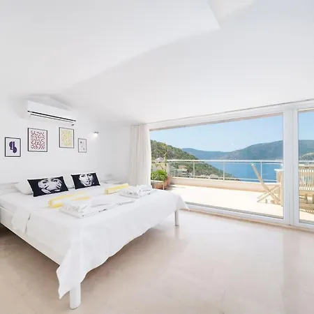 Oezel Havuzlu Bueyuek - Kalkan Plaja Sadece 200mt Villa *