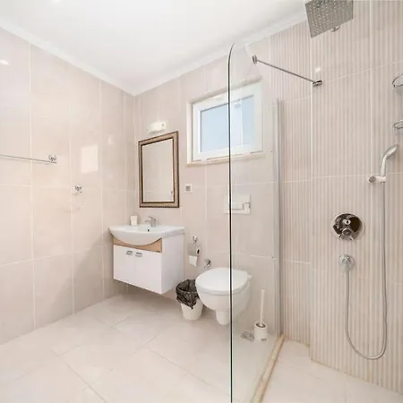 Oezel Havuzlu Bueyuek - Kalkan Plaja Sadece 200mt Villa