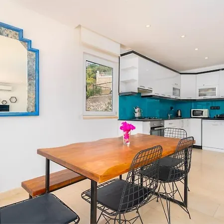 Oezel Havuzlu Bueyuek - Kalkan Plaja Sadece 200mt Villa *