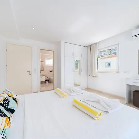 Oezel Havuzlu Bueyuek - Kalkan Plaja Sadece 200mt Villa